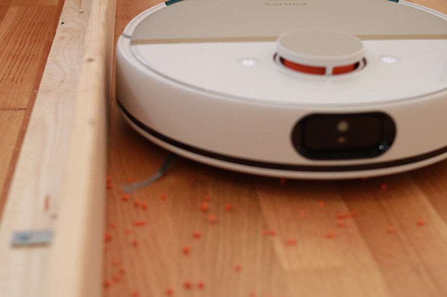 Philips HomeRun reinigt entlang der Leisten.